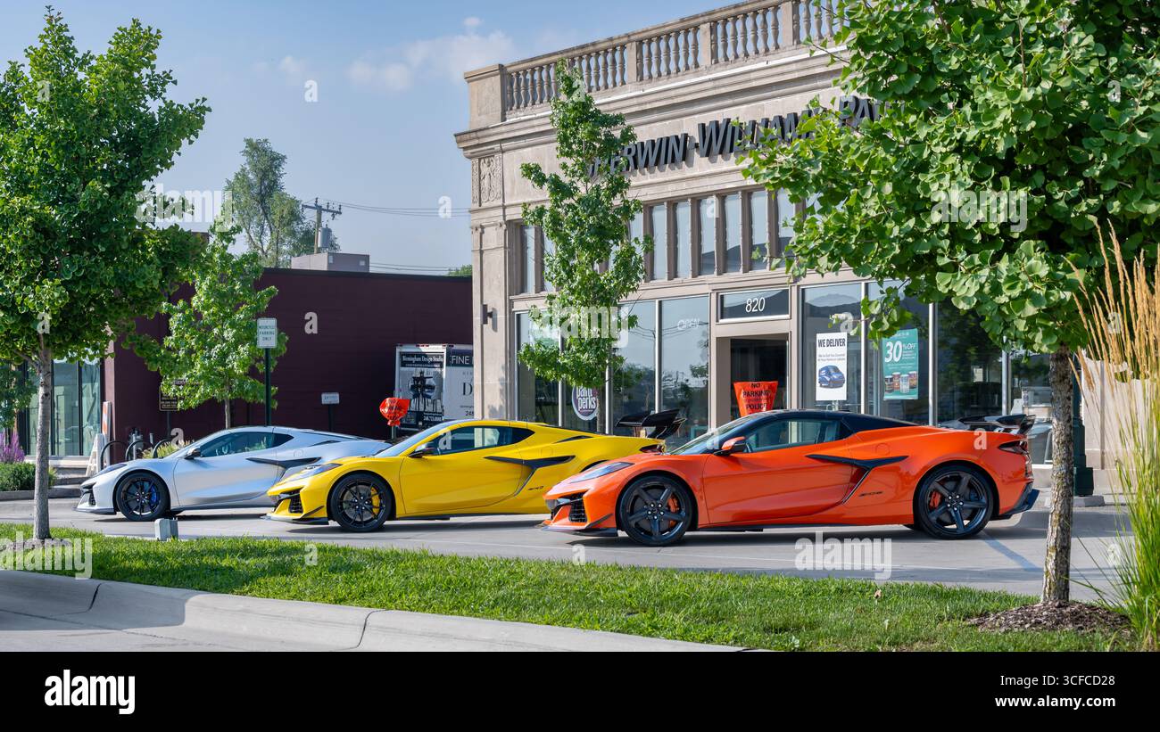 BIRMINGHAM, mi/USA - 15 AGOSTO 2025: Tre 2025 Chevy Corvette Cars, inc. A Z06 e ZR1, sulla rotta Woodward Dream Cruise, vicino a Detroit, Michigan. Foto Stock