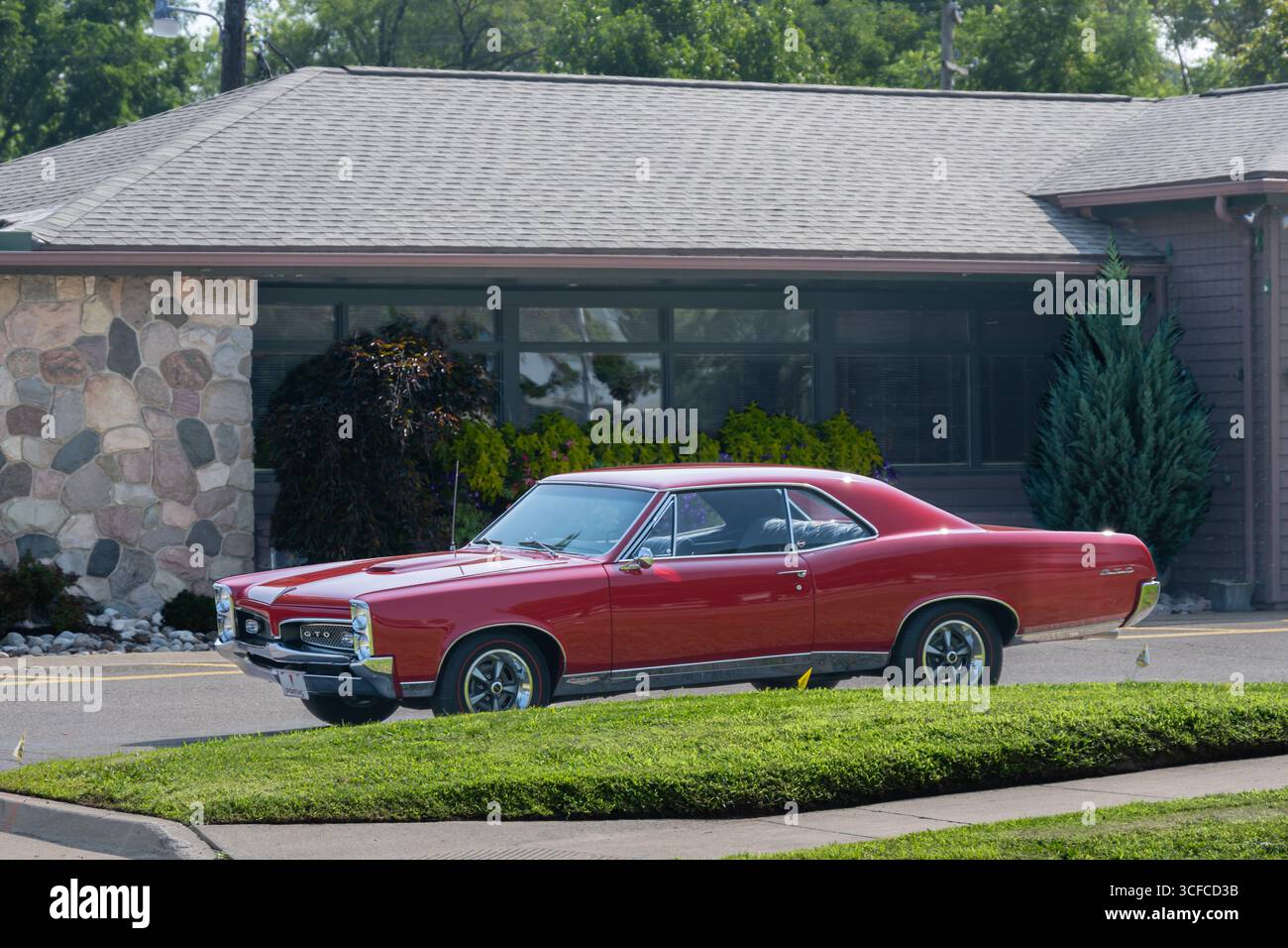 BLOOMFIELD HILLS, mi/USA - 15 AGOSTO 2025: Una Pontiac GTO del 1967 sulla rotta Woodward Dream Cruise, vicino a Detroit, Michigan. Foto Stock