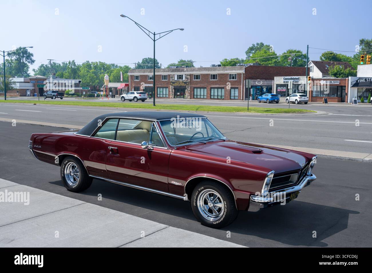 BIRMINGHAM, mi/USA - 14 AGOSTO 2025: Un'auto Pontiac GTO del 1966 sulla rotta Woodward Dream Cruise, vicino a Detroit, Michigan. Foto Stock
