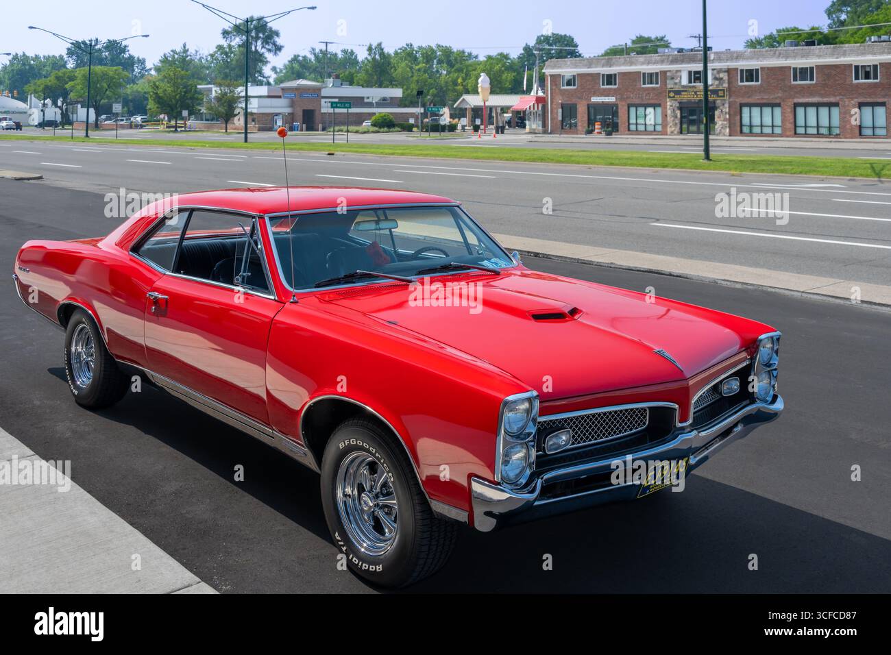BIRMINGHAM, mi/USA - 14 AGOSTO 2025: Un'auto Pontiac GTO del 1967 sulla rotta Woodward Dream Cruise, vicino a Detroit, Michigan. Foto Stock