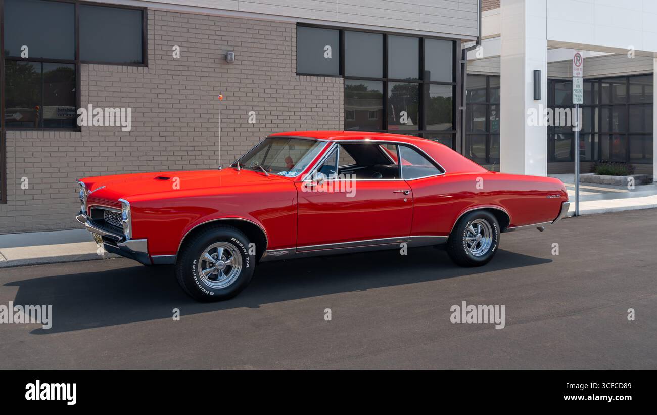 BIRMINGHAM, mi/USA - 14 AGOSTO 2025: Un'auto Pontiac GTO del 1967 sulla rotta Woodward Dream Cruise, vicino a Detroit, Michigan. Foto Stock