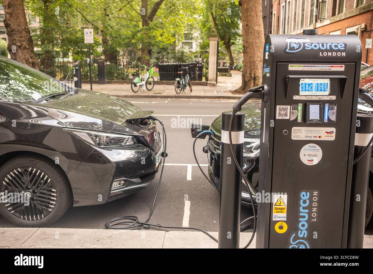 LONDRA - 14 AGOSTO 2025: Ricarica di auto elettriche presso gli alloggiamenti dei punti di ricarica dei veicoli elettrici SW1 - westminster Foto Stock