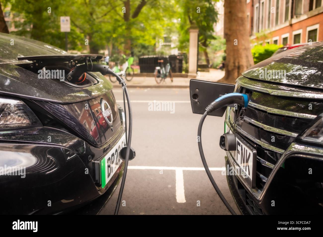 LONDRA - 14 AGOSTO 2025: Ricarica di auto elettriche presso gli alloggiamenti dei punti di ricarica dei veicoli elettrici SW1 - Westminster Foto Stock