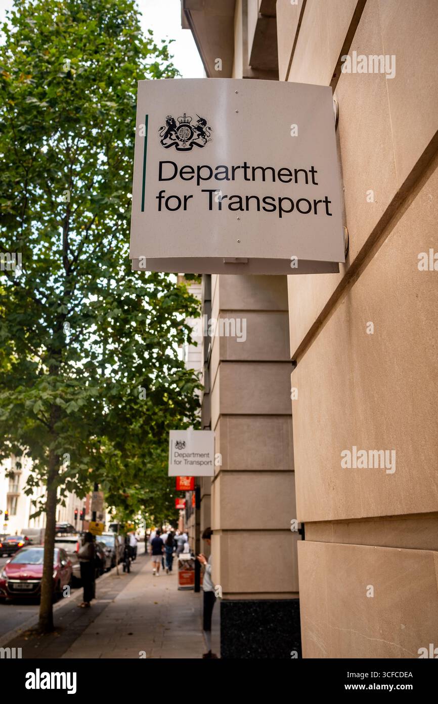 LONDRA - 14 AGOSTO 2025: Logo e cartello d'ingresso del Department for Transport - un ufficio del governo britannico situato in Horseferry Road a Westminster Foto Stock