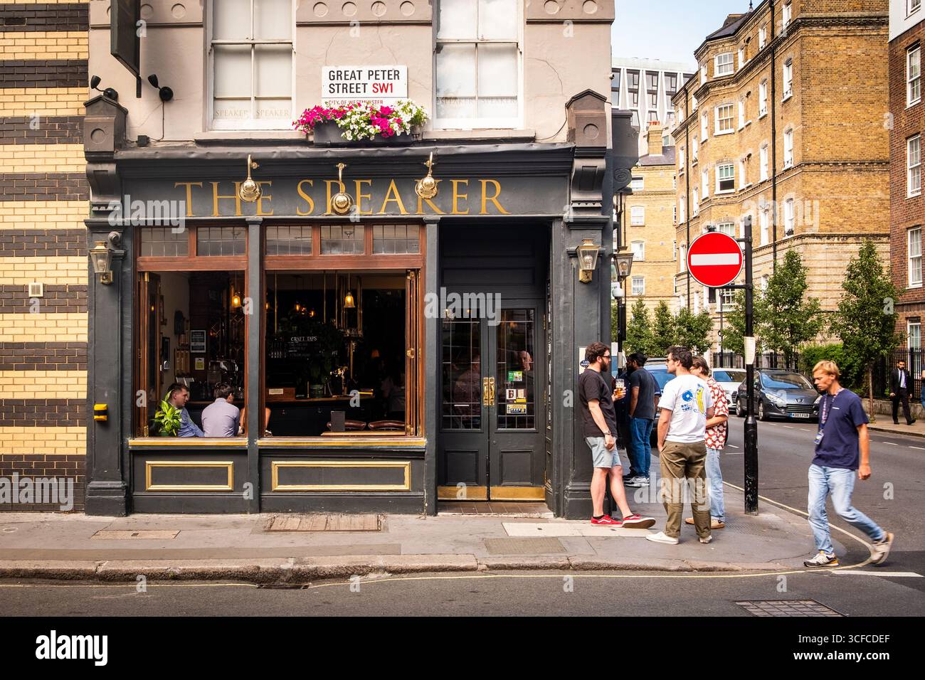 LONDRA - 14 AGOSTO 2025: The Speaker Pub in Great Peter Street in SW1 vicino alle case del Parlamento Foto Stock