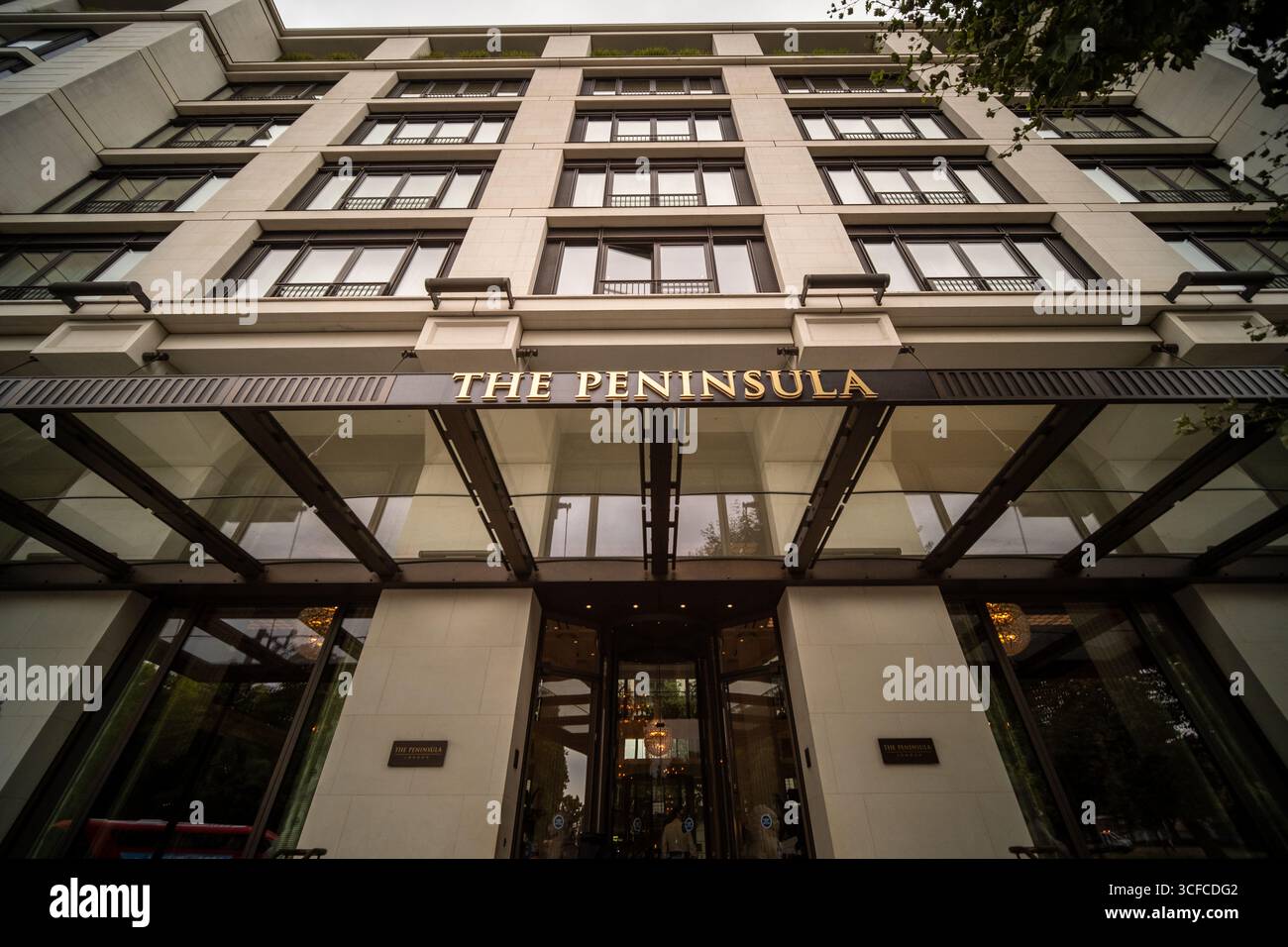 LONDRA - 19 AGOSTO 2025: Hotel Peninsula in Grosvenor Place - moderno hotel 5 stelle lusso in Hyde Park Corner Foto Stock