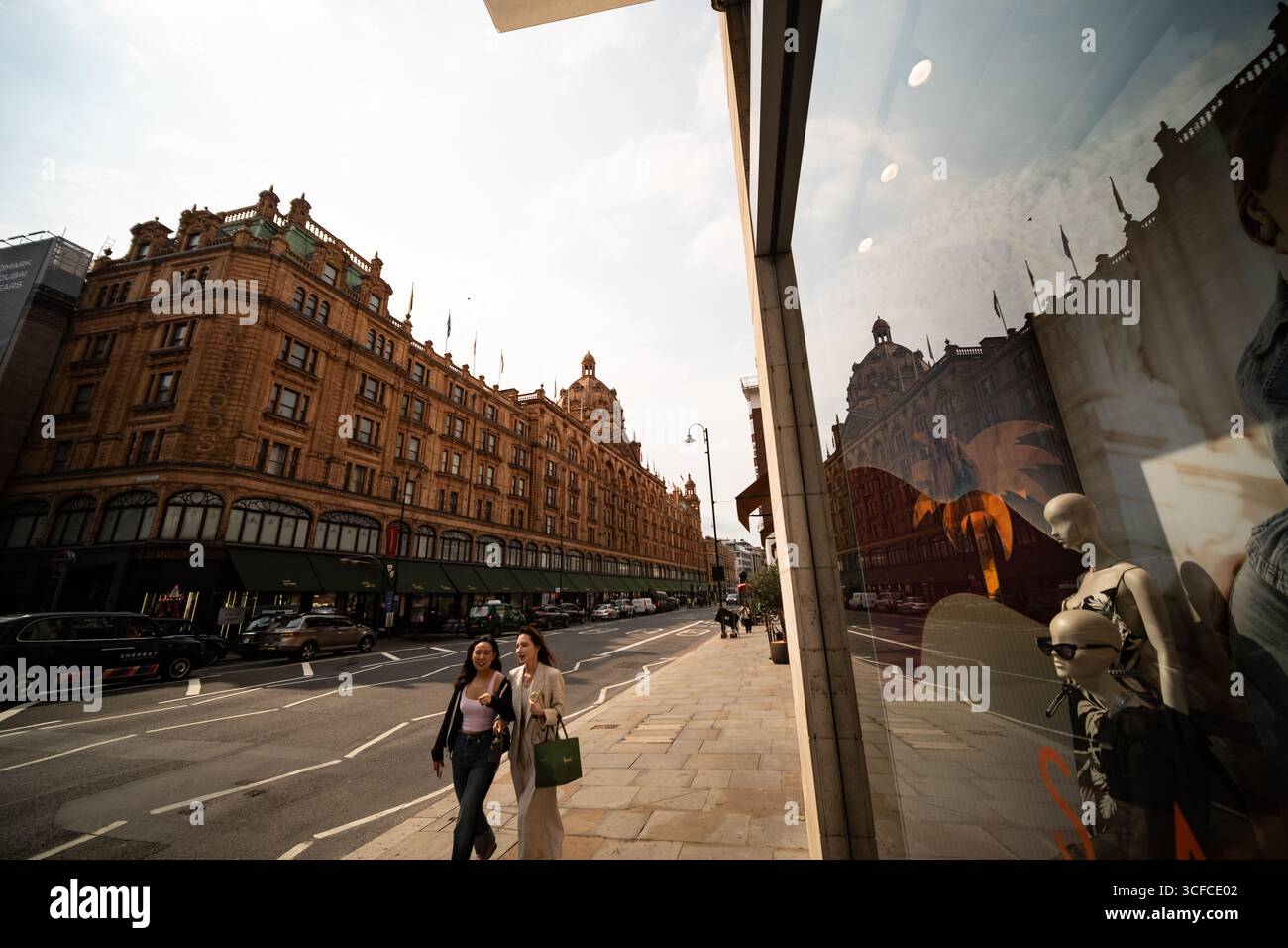 LONDRA - 19 AGOSTO 2025: Harrods su Brompton Road a Knightsbridge, famosa destinazione per lo shopping Foto Stock