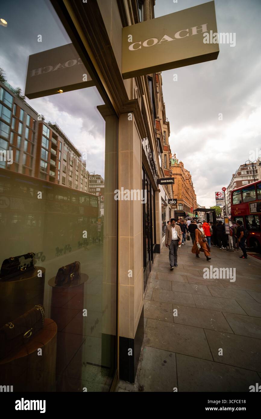 LONDRA - 19 AGOSTO 2025: Negozio di pullman fuori Harrods a Knightsbridge, nel centro-ovest di Londra Foto Stock