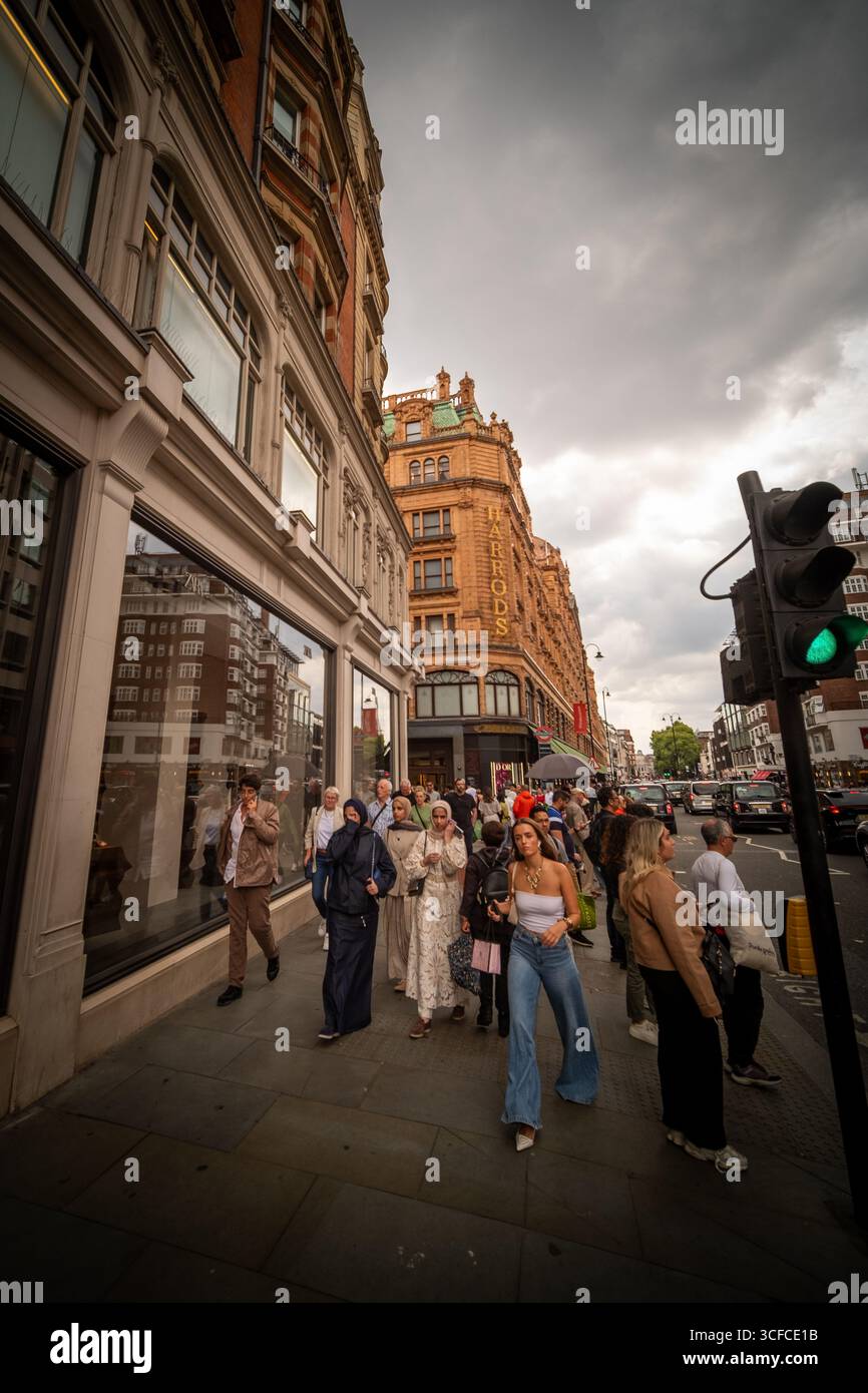 LONDRA - 19 AGOSTO 2025: Scene di strada su Hans Crescent fuori Harrods a Knightsbridge, nel centro-ovest di Londra Foto Stock