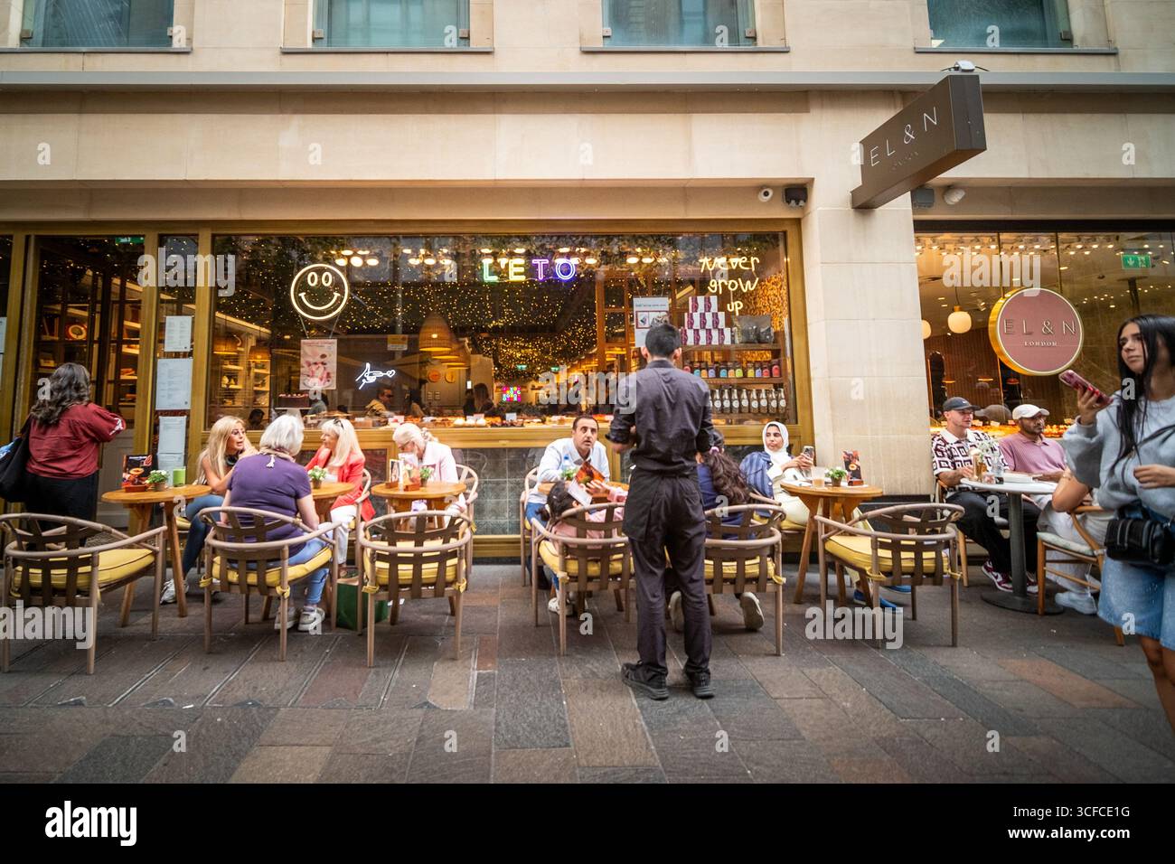 LONDRA - 19 AGOSTO 2025: L'Eto on Hans Crescent fuori Harrods a Knightsbridge, centro-ovest di Londra Foto Stock