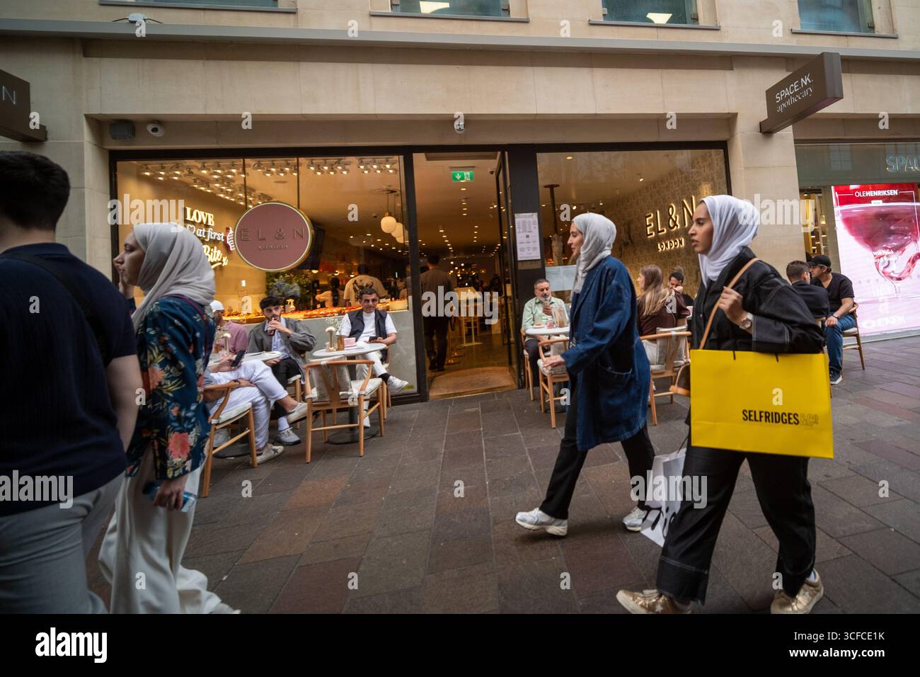 LONDRA - 19 AGOSTO 2025: Scene di strada su Hans Crescent fuori Harrods a Knightsbridge, nel centro-ovest di Londra Foto Stock