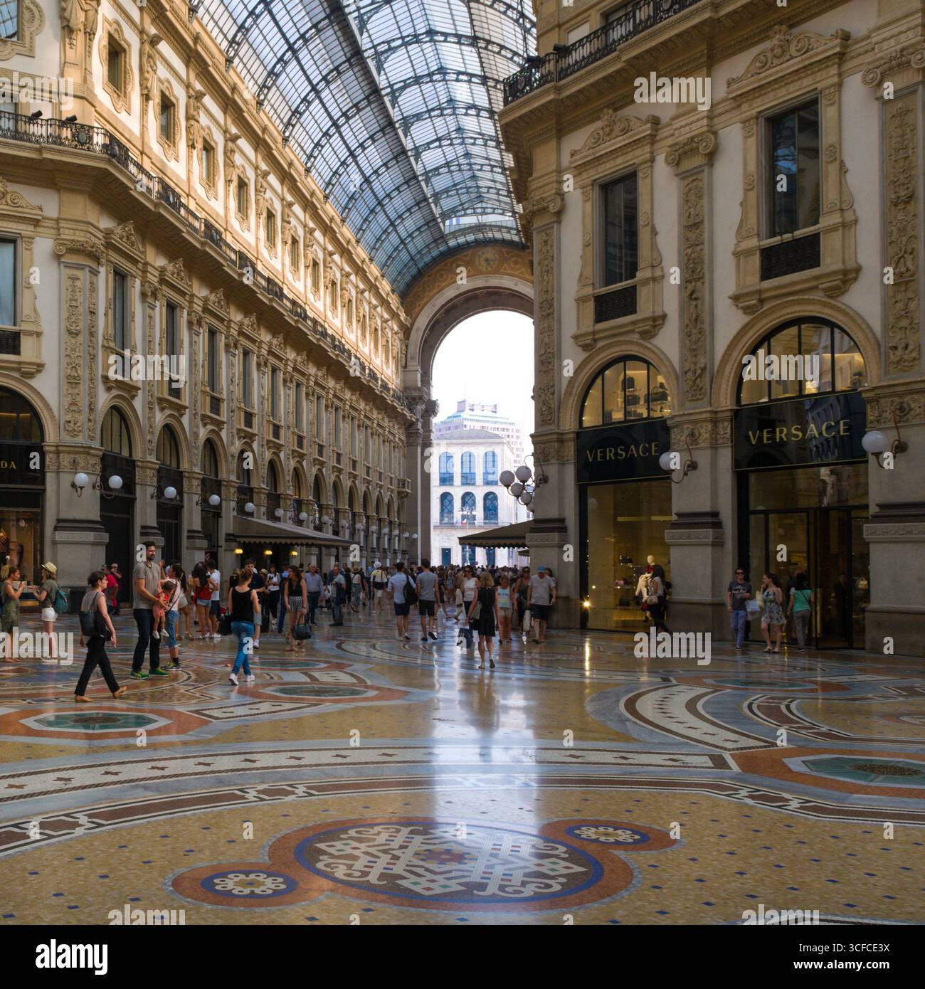 Galleria Vittorio Emanuele II nel 2016, elegante centro commerciale di Milano Foto Stock