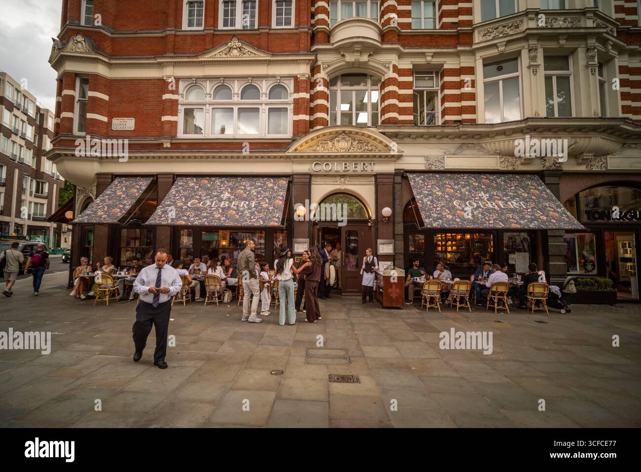 LONDRA - 19 AGOSTO 2025: Colbert on Sloane Square - ristorante francese art deco di alto livello Foto Stock