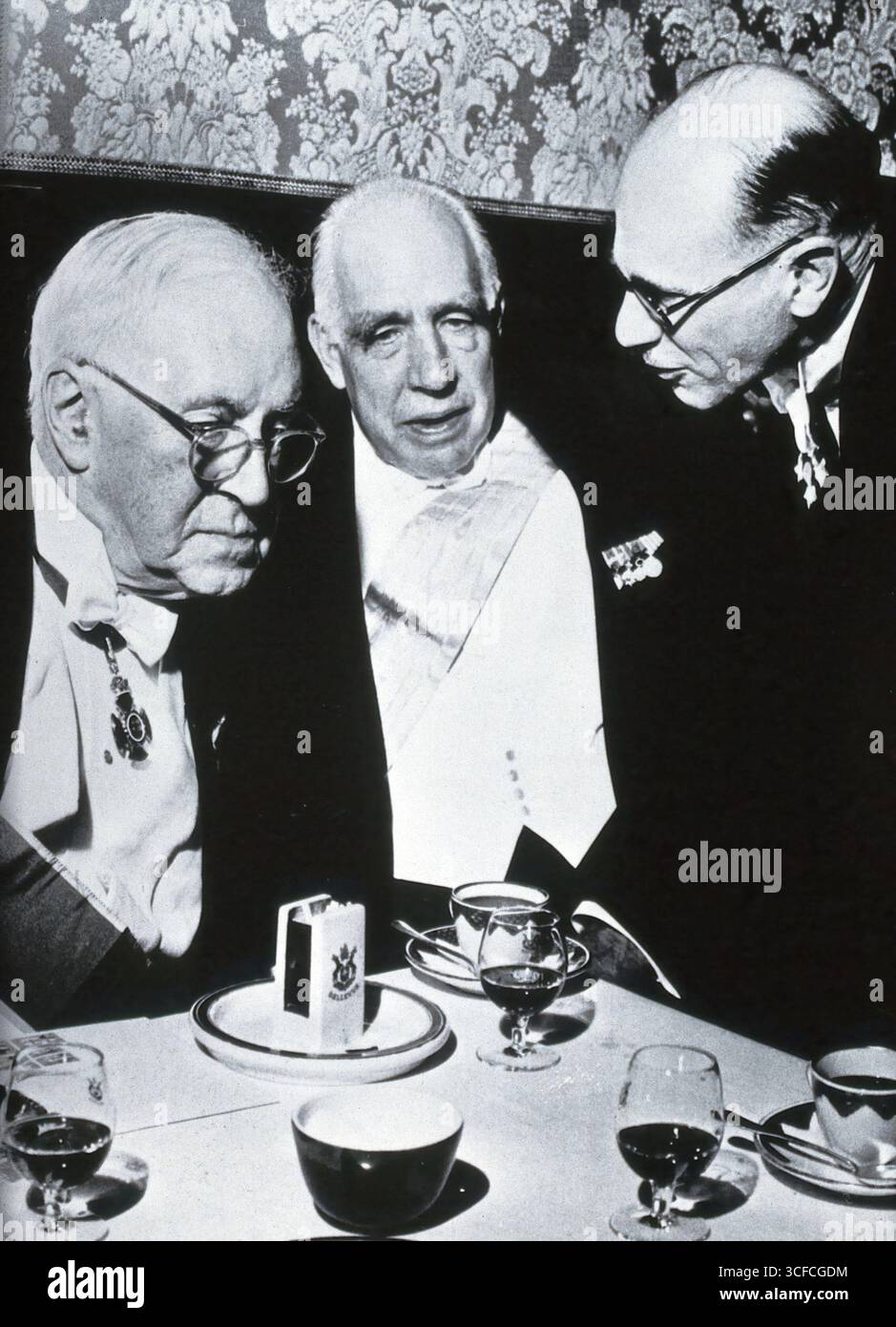 Sir Henry Hallett Dale, Niels Bohr e Sir Michael Perrin, 1956 anni. Foto Stock