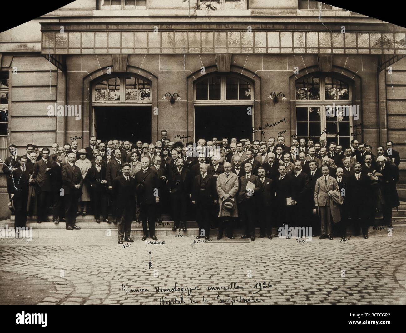 Riunione annuale dei neurologi presso il Salp&#xea;tri&#xe8;re Hospital, 1926. Alcune persone sono identificate a mano con inchiostro sulla stampa catalogata. Tra questi vi sono Ernest de Massary, Augusta Dejerine, Joseph Babinski, Jacques Bollack, Vincenzo Neri, Charles Foix, Andre Leri, Alexandre-Achille Souque, Velter e altri Foto Stock