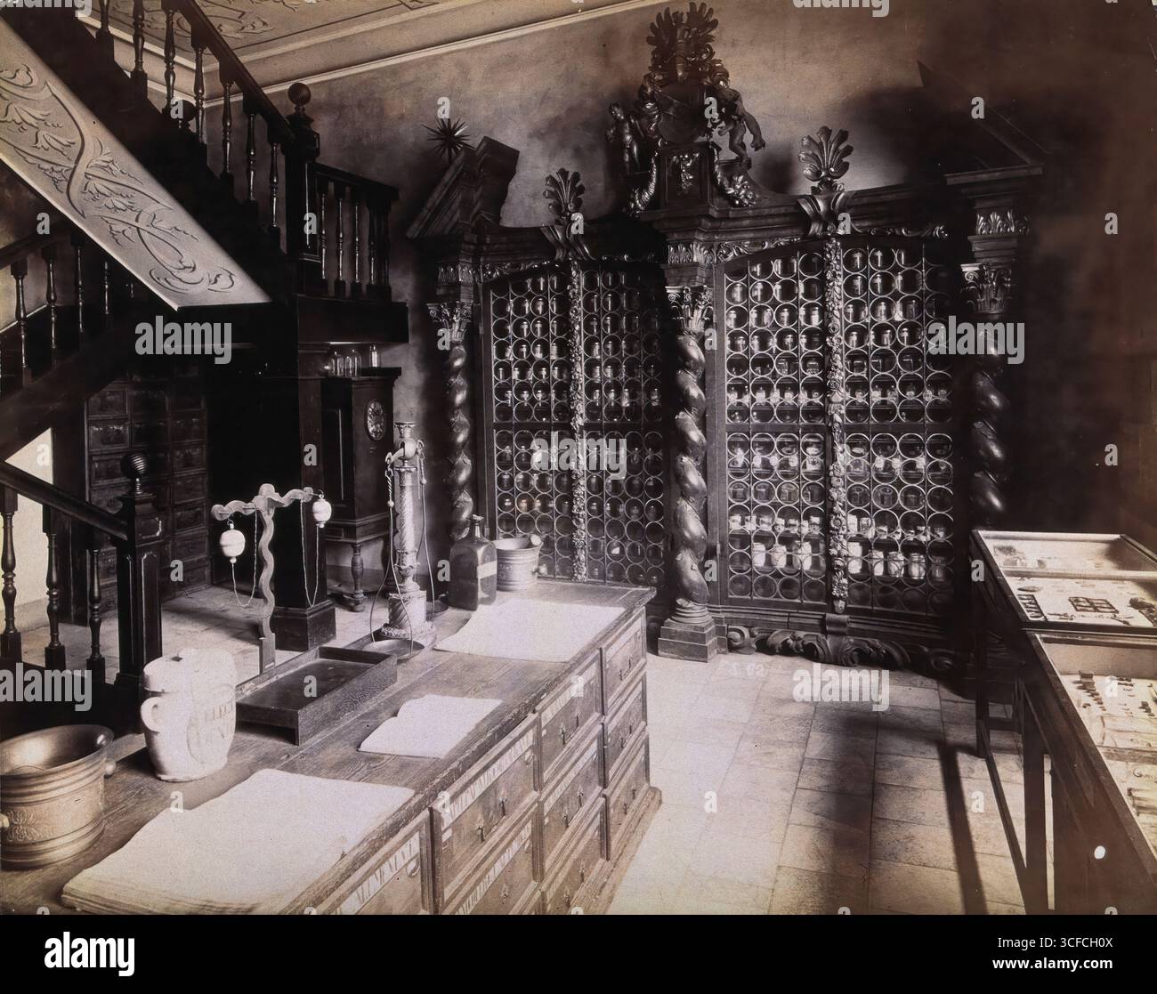 Un negozio di farmacia del XVIII secolo con intricate vetrine in legno intagliato; ricreato per il Deutsches Museum di N&#xfc;rnberg. Foto Stock