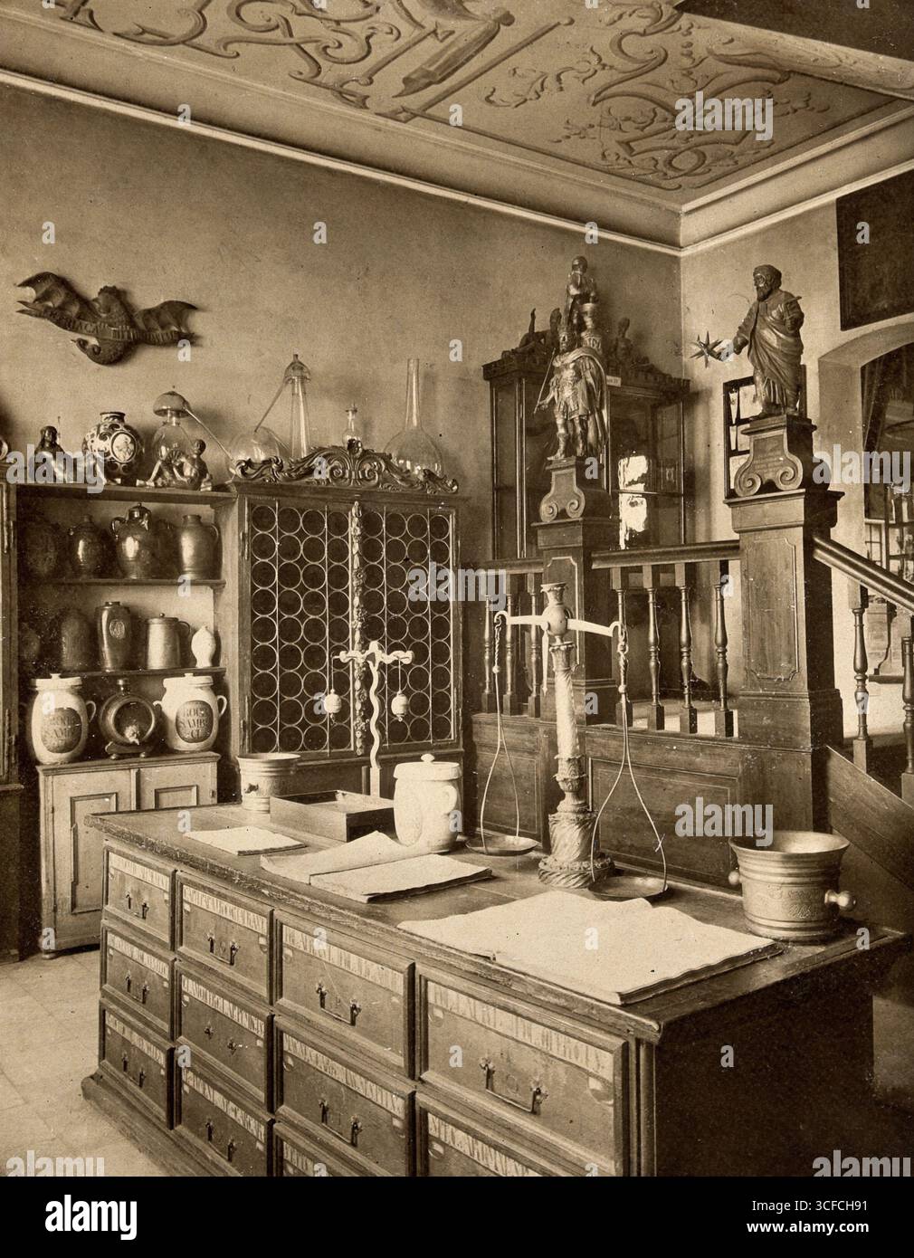 L'interno di un negozio di farmacia del XVII secolo ricreato per il Museo Nazionale tedesco di N&#xfc;rnberg, tra il 1900 e il 1999. Foto Stock