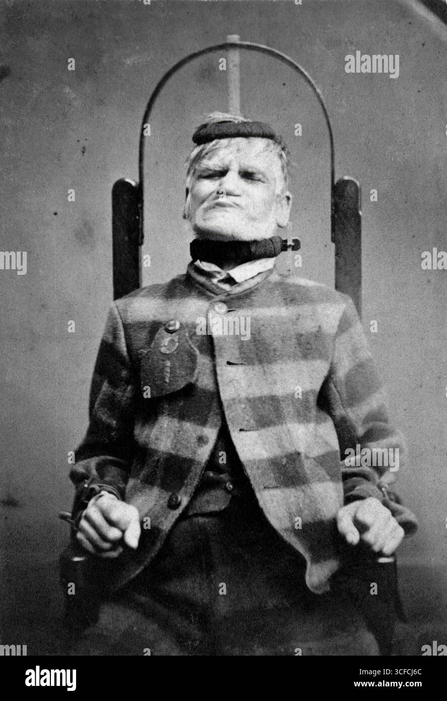 Wakefield Prison, Yorkshire: Un uomo anziano, che lotta contro la sedia di contenimento in cui è trattenuto dai polsi e dal collo, c1869. Foto Stock