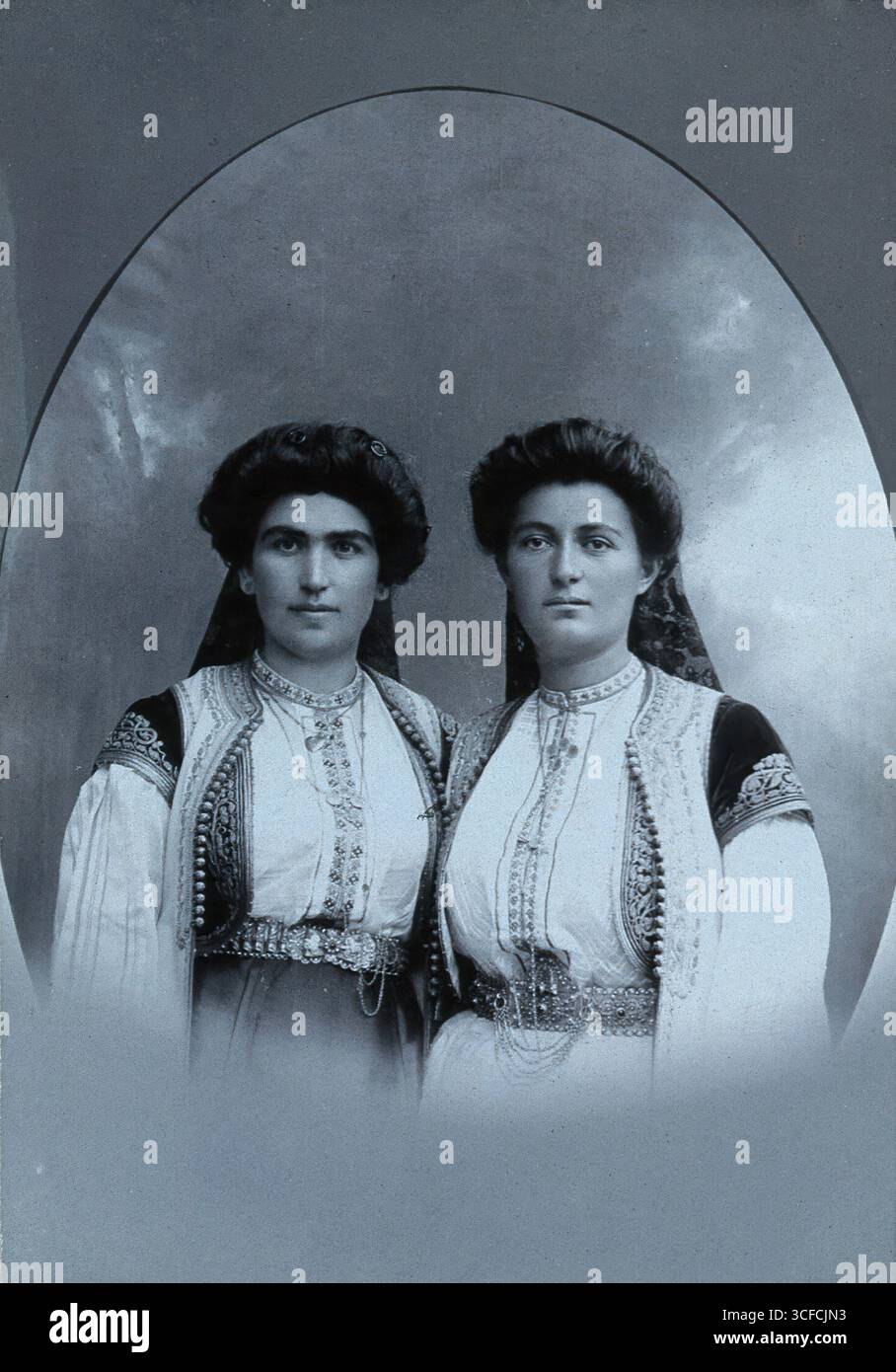 Due donne montenegrine che indossano un abito nazionale, c1890. Foto Stock