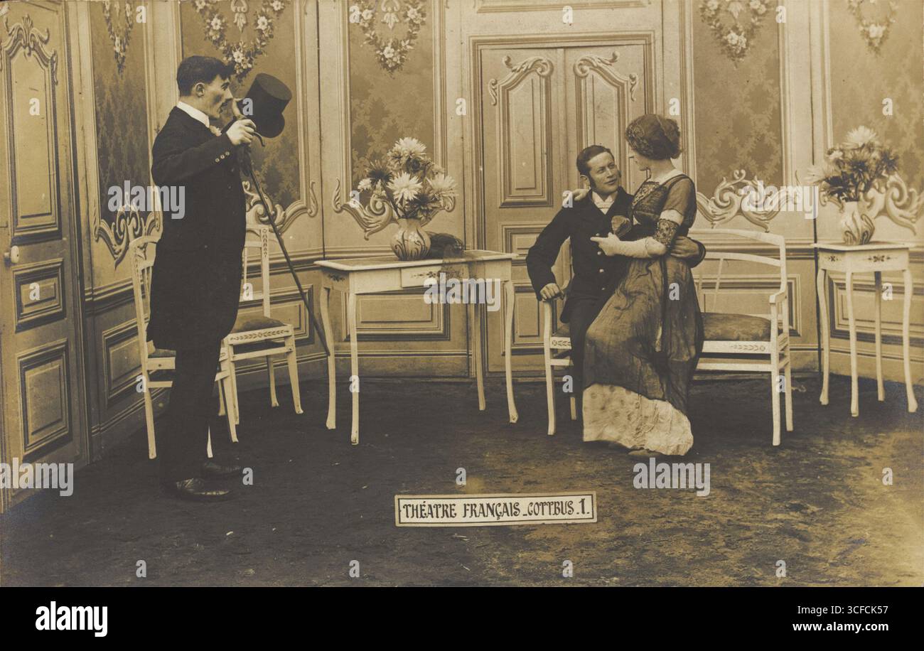 Prigionieri di guerra francesi, uno in trascinamento, che eseguono uno spettacolo in un campo di prigionia a Cottbus, con un elaborato set di scena, (tra il 1910 e il 1919?). Foto Stock