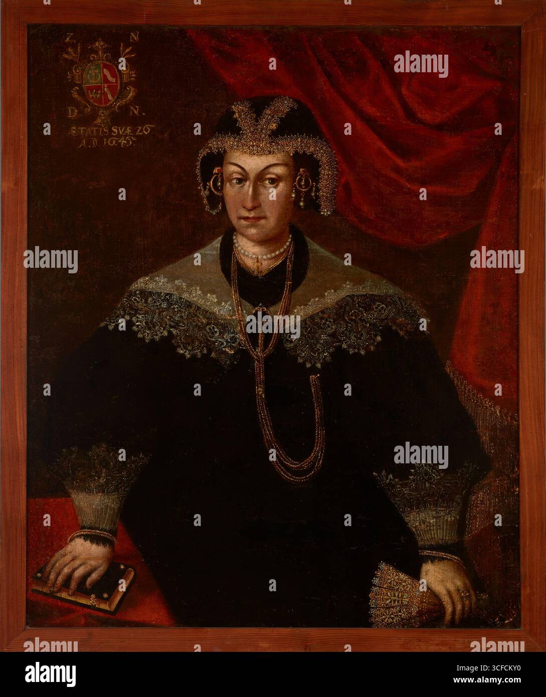 Ritratto di una donna sconosciuta, c1645. Lo stemma è circondato dalle iniziali "ZNDN". Di seguito è riportata un'iscrizione che dice che la donna è morta nel 1645, all'età di 26 anni. Non è stato ancora possibile identificare questa donna con una persona con un nome e cognome noti registrati in fonti scritte. Si tratta di una tipica immagine ufficiale, con la figura mostrata frontalmente; una tenda rossa decorativa viene utilizzata come sfondo. Un abito della moda francese, chiamato alamoda [à la mode], riccamente decorato con pizzo sui polsini e intorno al collo. Anche un cofano ribassato è curioso, ma anche rifinito Foto Stock