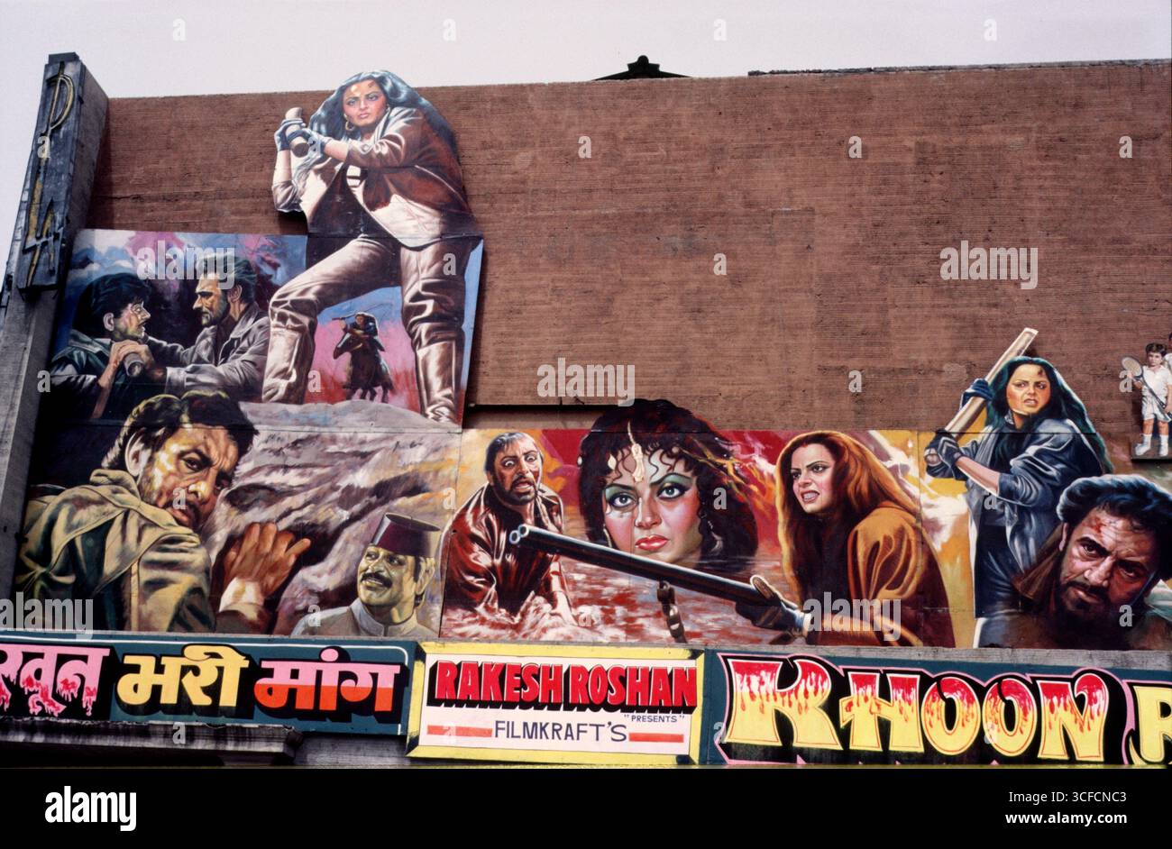 "Khoon Bari Maang" - film hoarding, Delhi, India, 1988. Il thriller d'azione in lingua hindi "Khoon Bhari Maang" (sangue in linea di capelli), è stato diretto e prodotto da Rakesh Roshan. È basato sulla miniserie australiana Return to Eden (1983), e ha come protagonista Rekha nel ruolo di una ricca vedova che viene quasi uccisa dal suo secondo marito e si prepara a vendicarsi. Il film fu un'impresa di ritorno per Rekha, e fu un successo di critica e commerciale. Ha ricevuto sette nomination al 34° Filmfare Awards, tra cui per il miglior film e miglior regista per Roshan, e ha vinto Rekha il suo secondo premio come migliore attrice. Foto Stock