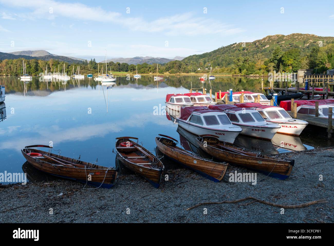 Splendida mattina di settembre a Waterhead, Ambleside accanto al lago Windermere nel Lake District, Cumbria, Inghilterra. Foto Stock