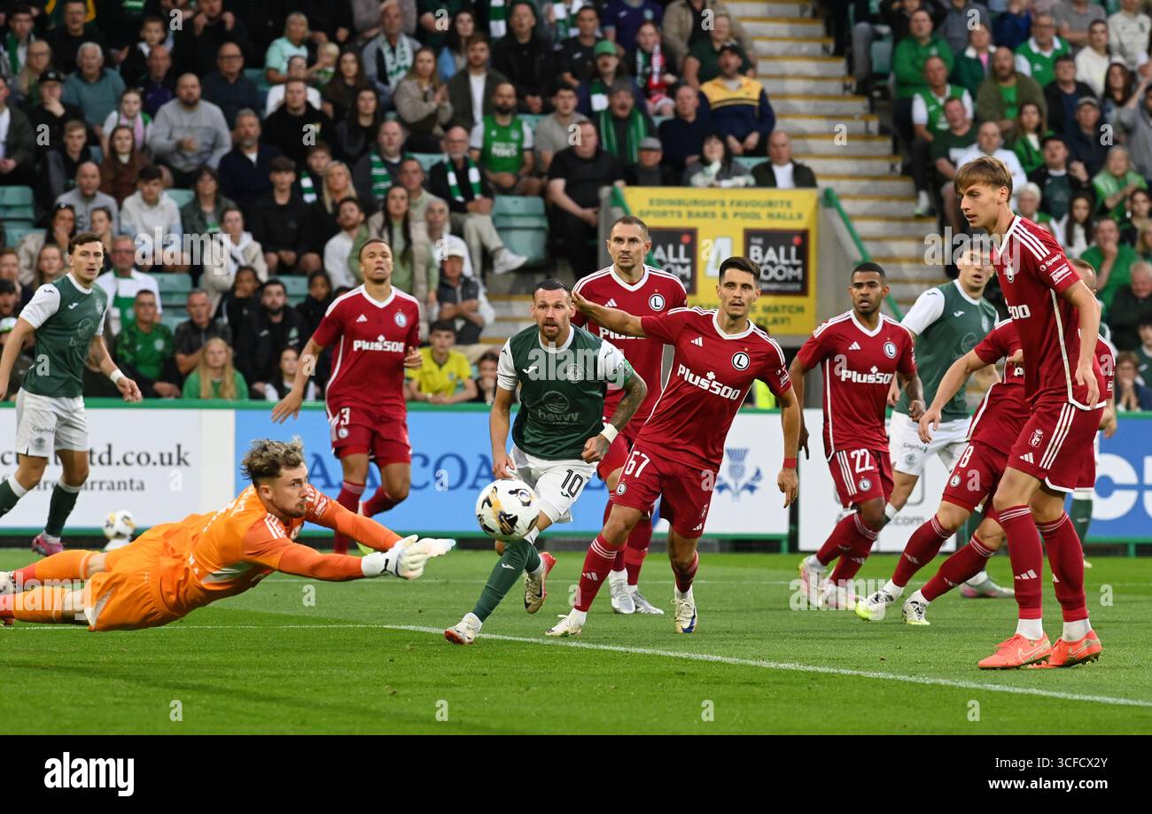 Easter Road Stadium, Edimburgo. Scozia Regno Unito. 21 agosto 25.UEFA Conference League. Hibernian vs Legia Warszawa. Legia Warszawa portiere Kacper Tobiasz salva da Hibs Kieron Bowie (2° a destra) guardando il suo Martin Boyle. Foto Stock