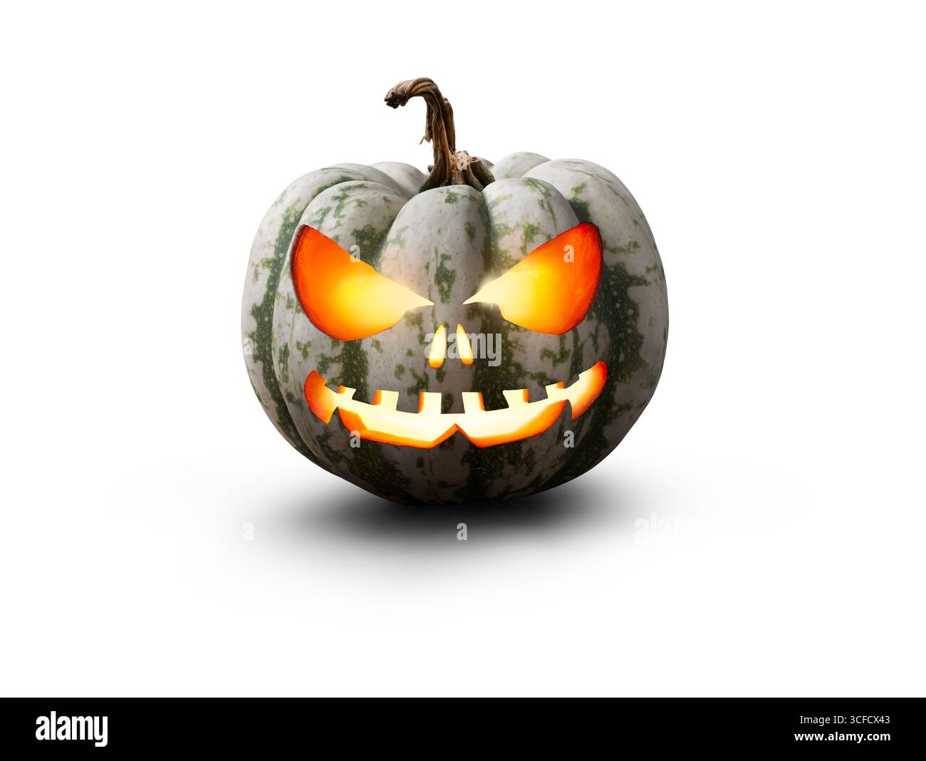 Due spaventose zucche di halloween di colore verde, bianco e arancione, Jack o Lanterna con faccia malvagia e occhi isolati su sfondo bianco Foto Stock