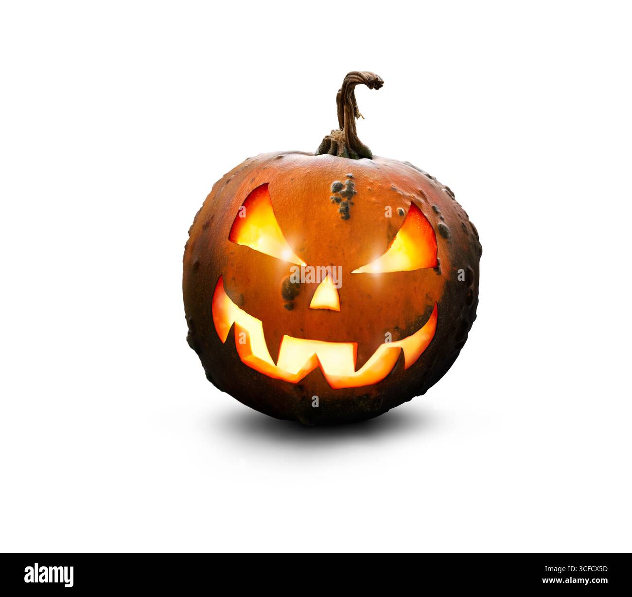 Una spaventosa zucca di halloween verde e arancione illuminata, Jack o Lanterna con faccia malvagia e occhi isolati su uno sfondo bianco. Foto Stock