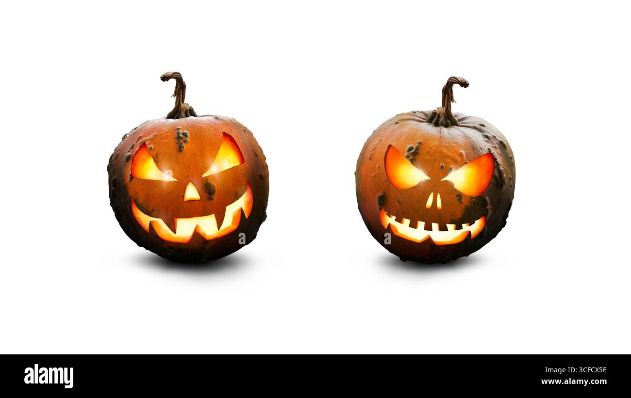 Due spaventose zucche di halloween di colore verde e arancione, Jack o Lanterna con faccia malvagia e occhi isolati su sfondo bianco. Foto Stock