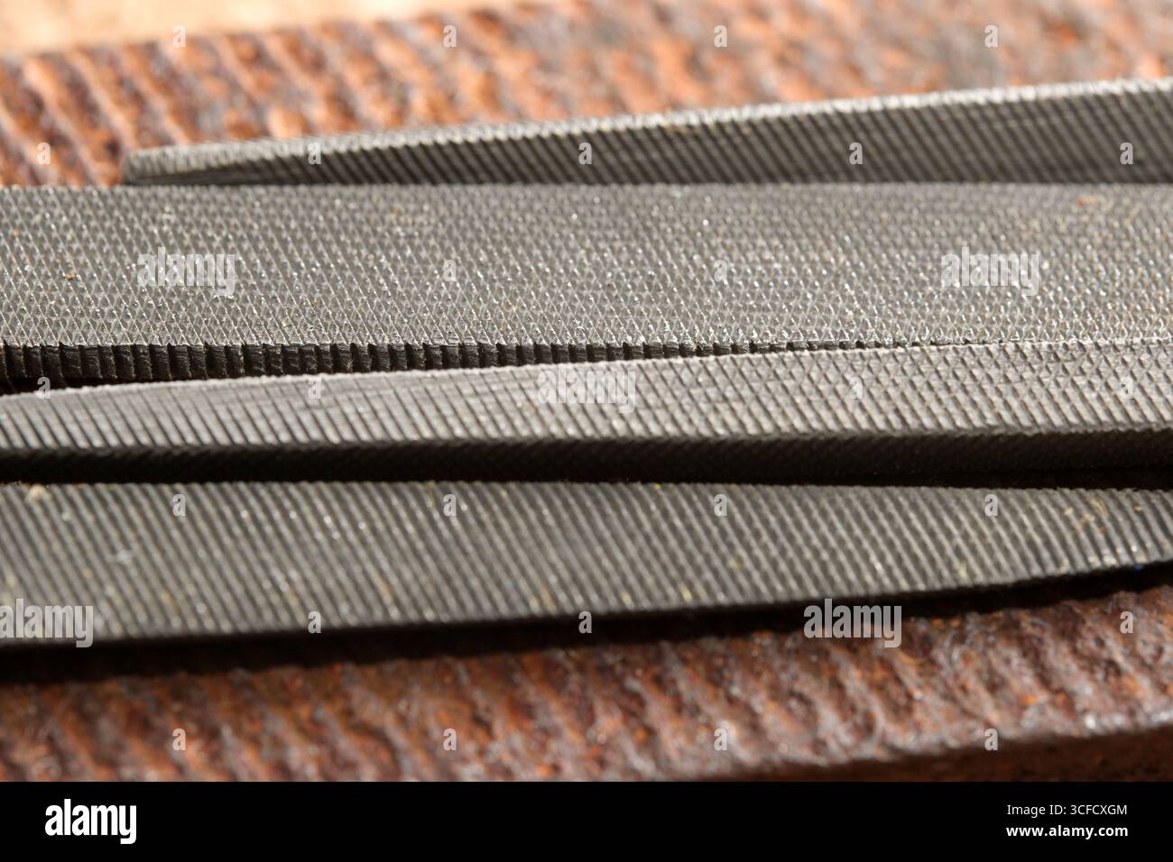 Primo piano di lime metalliche su una superficie in legno resistente agli agenti atmosferici, che mostra la maestria artigianale. Foto Stock