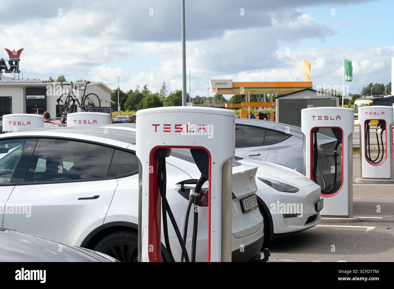 SVEZIA, stazione di servizio Preem con stazione di ricarica elettrica rapida TESLA per auto elettriche / SCHWEDEN, Tankstelle mit Tesla Schnell-Ladestation für e-Autos Foto Stock