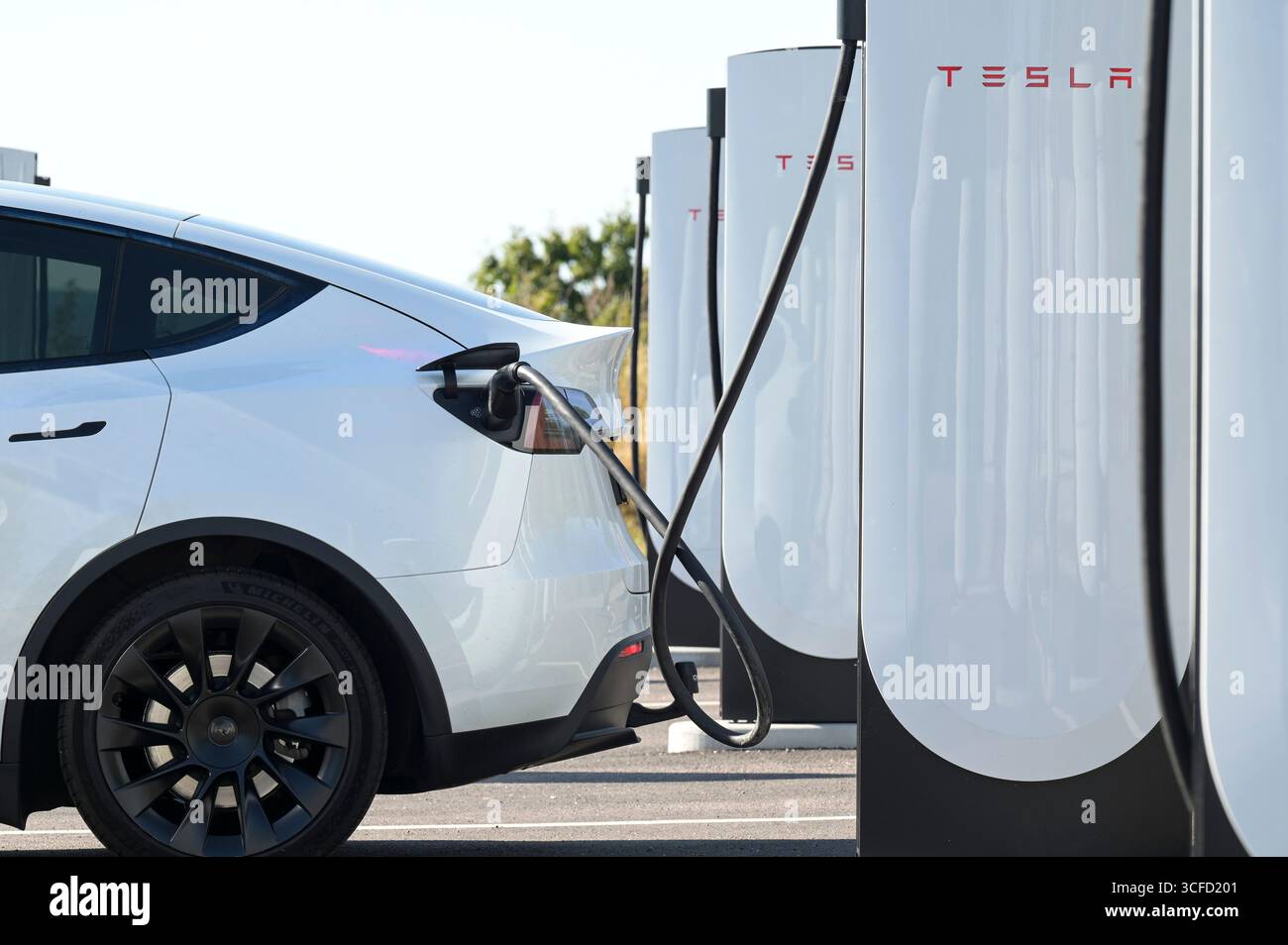 SVEZIA, stazione di servizio con stazione di ricarica elettrica rapida TESLA per auto elettriche / SCHWEDEN, Tankstelle mit Tesla Schnell-Ladestation für e-Autos Foto Stock