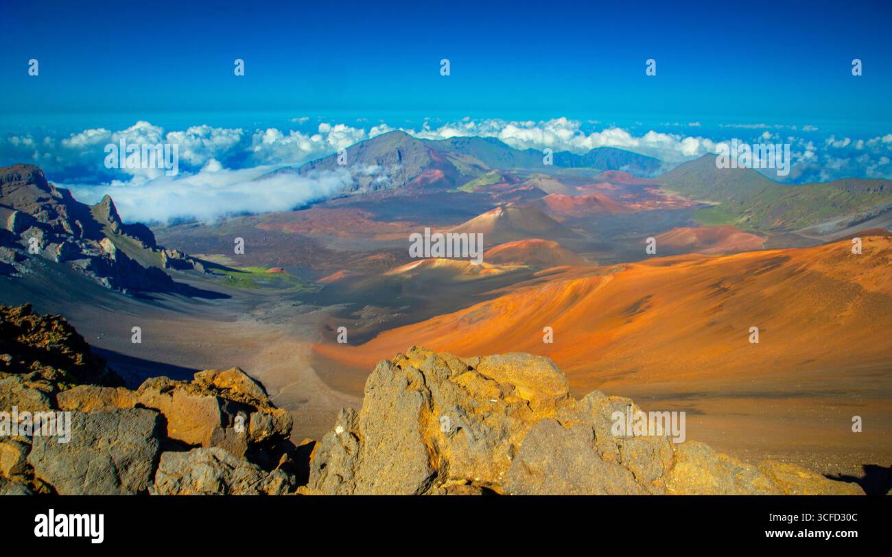 Vista mozzafiato del paesaggio vulcanico con colori vivaci e cielo azzurro. Parco nazionale di Haleakala, Maui, Hawaii Foto Stock
