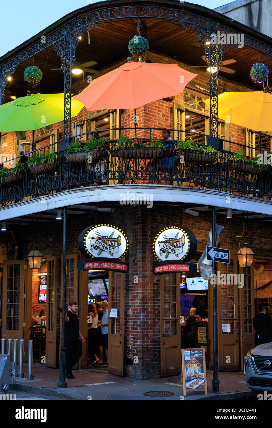 Serata fuori dal bar e ristorante Cornet in Bourbon Street, New Orleans, Louisiana, USA Foto Stock