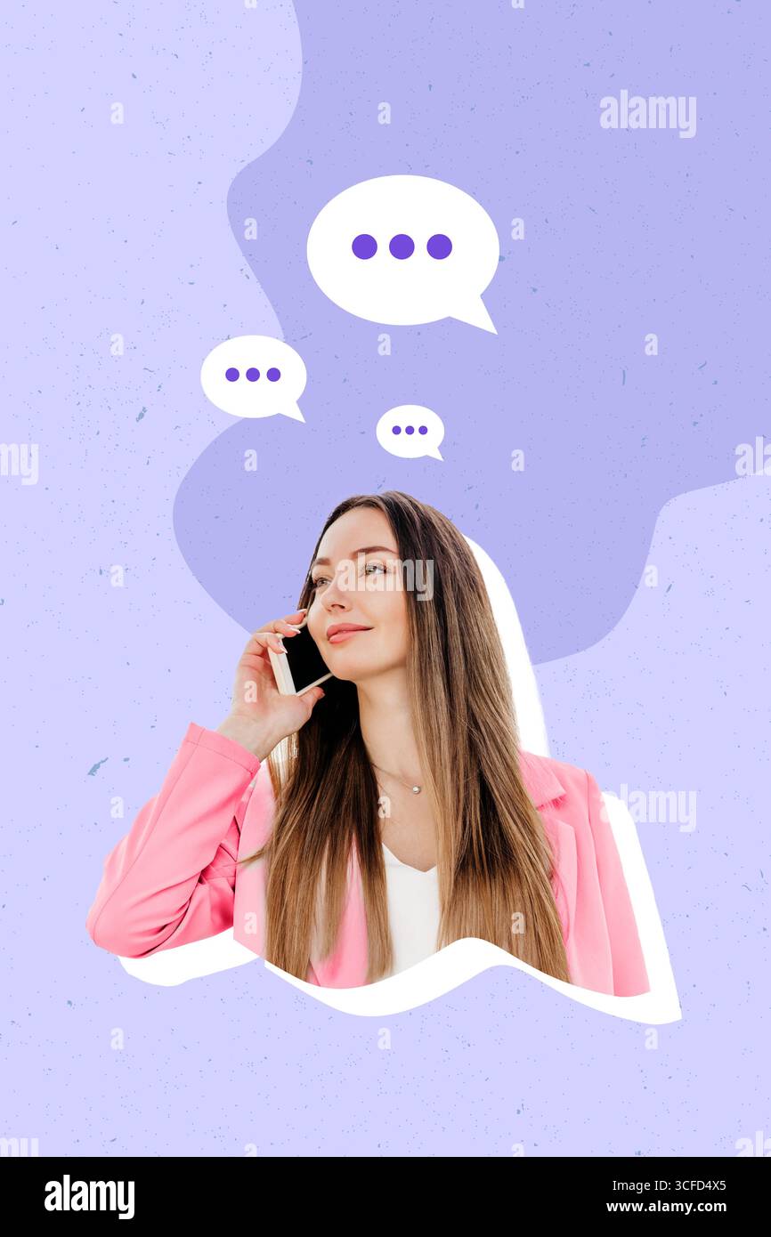 Collage di una donna d'affari sorridente che parla al telefono con icone di dialogo su sfondo lilla Foto Stock