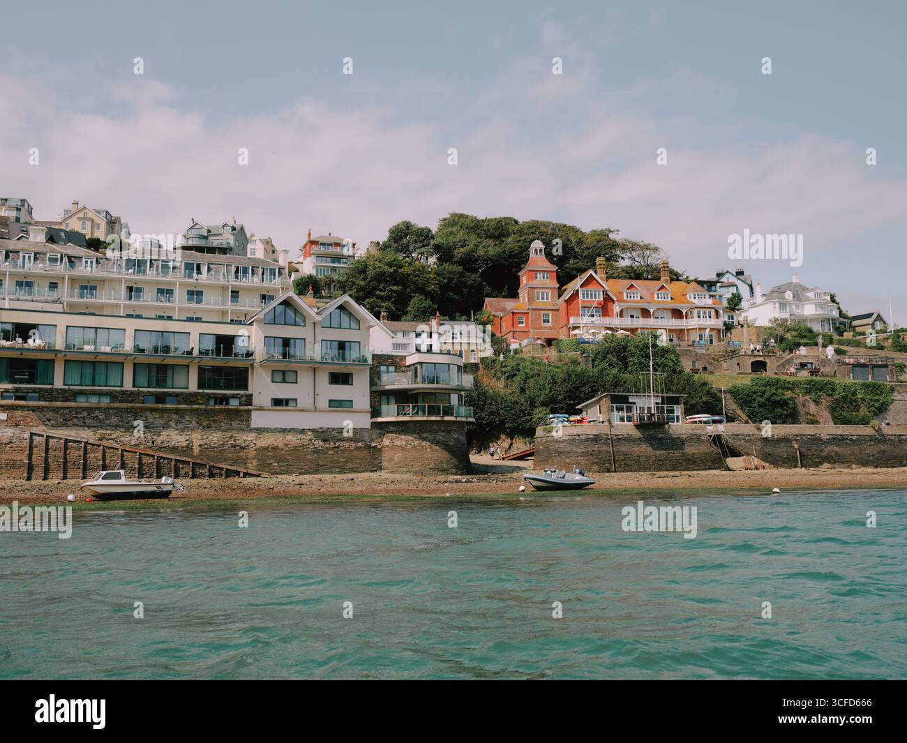 Hotel e proprietà sul lungomare nella località turistica di Salcombe nel South Hams, Kingsbridge Estuary, Devon, Inghilterra. REGNO UNITO Foto Stock