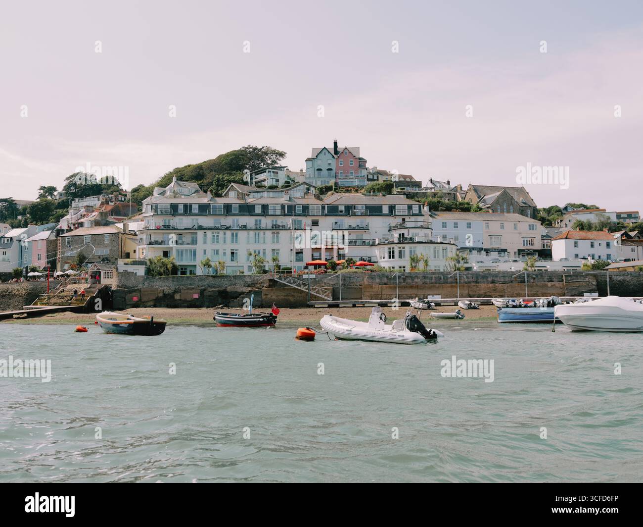 Hotel e proprietà sul lungomare nella località turistica di Salcombe nel South Hams, Kingsbridge Estuary, Devon, Inghilterra. REGNO UNITO Foto Stock