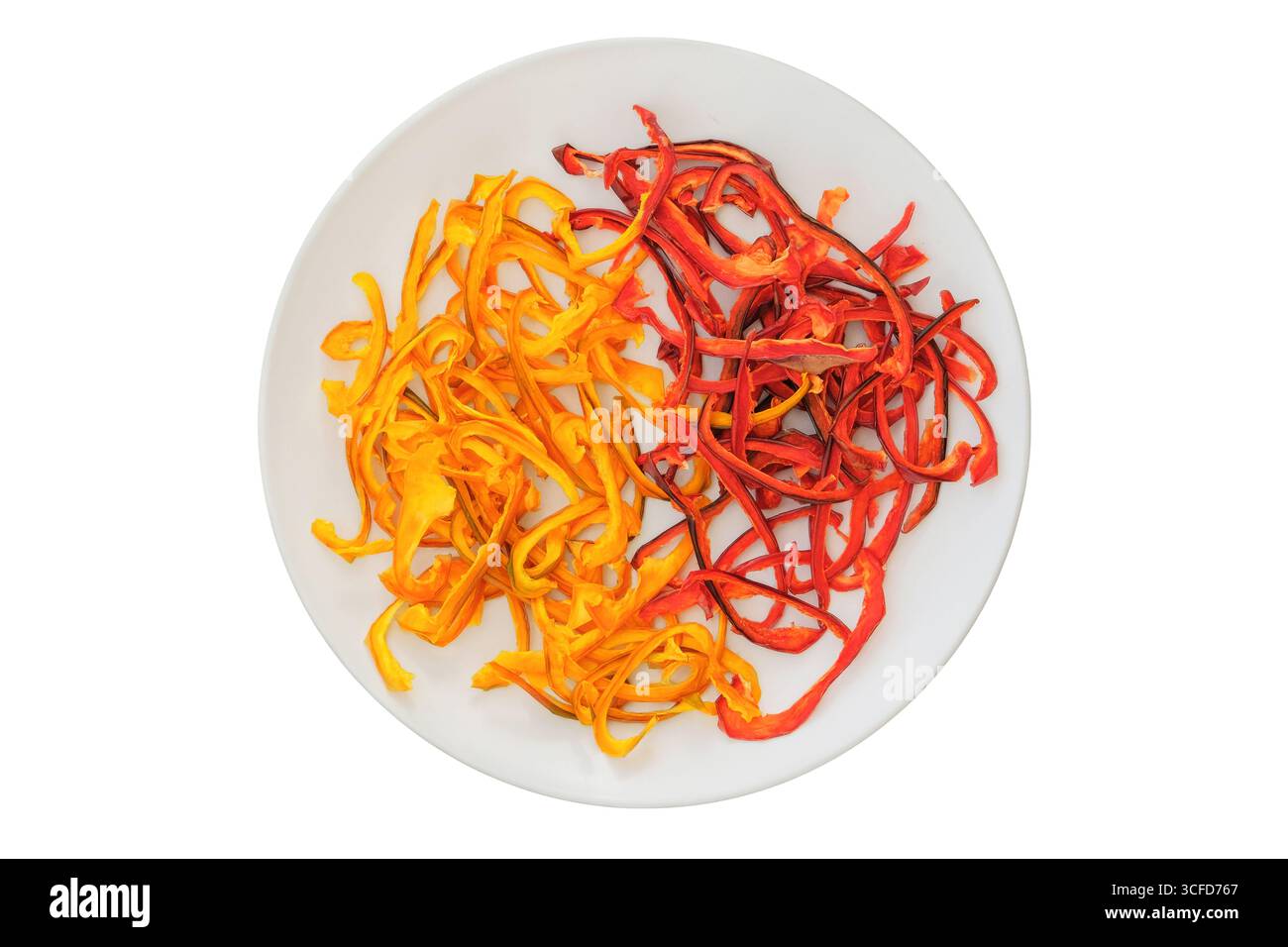 Peperoni dolci secchi su un piatto di ceramica isolato su sfondo bianco. Vari peperoni secchi. Ingrediente per preparare un pranzo liofilizzato. De Foto Stock