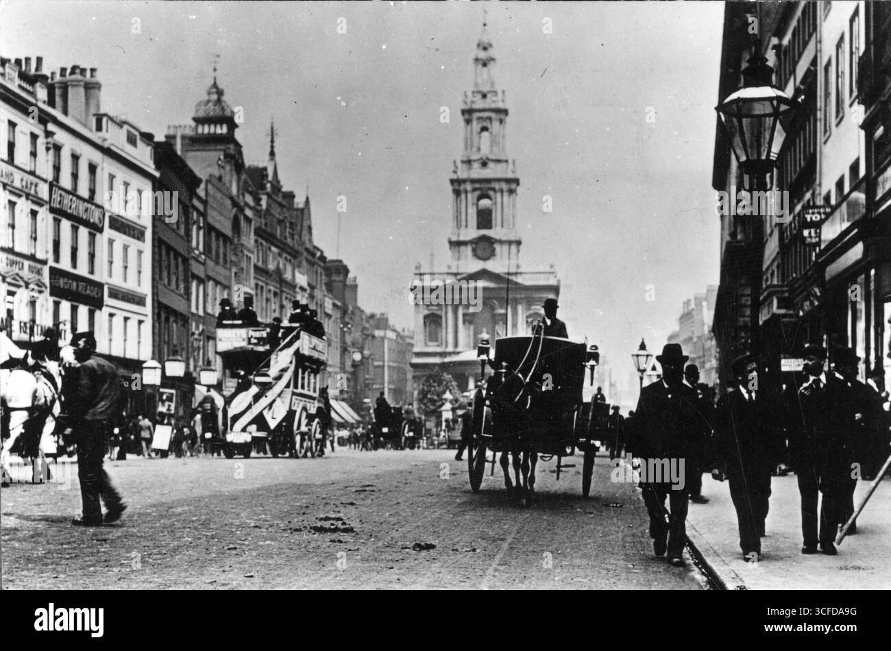 The Strand con la Chiesa di Mary le Strand in lontananza. I taxi trainati da cavalli e un autobus passano da Londra, Inghilterra. Probabilmente alla fine del XIX secolo Foto Stock