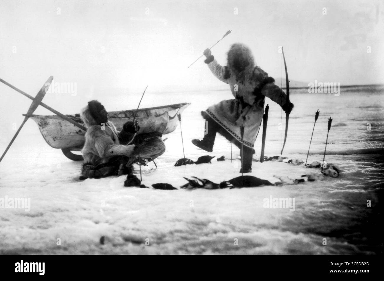 La danza dell'anatra eschimese in primavera enormi stormi di anatre e oche migrano verso l'estremo nord. Gli eschimesi sparano frecce e lanciano imbracature agli uccelli mentre scivolano sul ghiaccio. Alaska, Stati Uniti - fine del XIX secolo. Foto Stock