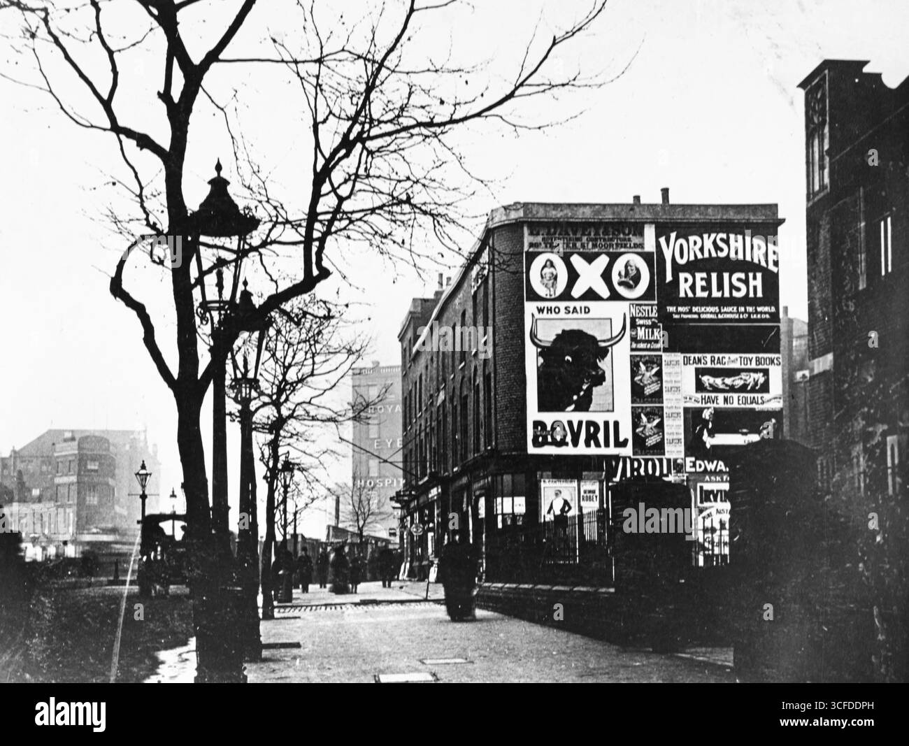 Annunci alimentari per Oxo, Bovril, Yorkshire Relish e Nestle Swiss Milk, in un edificio a Moorfields, Londra vicino al Royal Eye Hospital. senza data Foto Stock