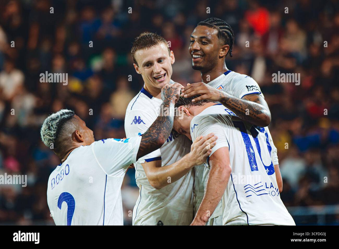 Presov, Slovacchia. 21 agosto 2025. Nella foto i giocatori della Fiorentina festeggiano il gol, Pietro Comuzzo (centro), Cher Ndour (in alto a destra) durante la partita di calcio UEFA Europa Conference League quarto turno di qualificazione Polissya Zhytomyr vs Fiorentina 0:3 allo stadio Futbal Tatran Arena, Slovacchia. Crediti: Robert Skalski/Alamy Live News Foto Stock