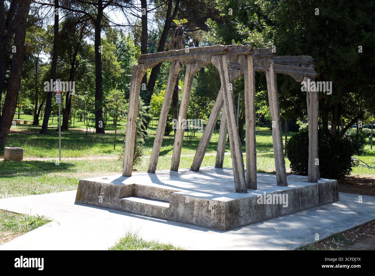 Tirana, Albania - 10 agosto 2025: Travi di cemento dalla prigione di Spacu per le strade di Tirana, Albania Foto Stock