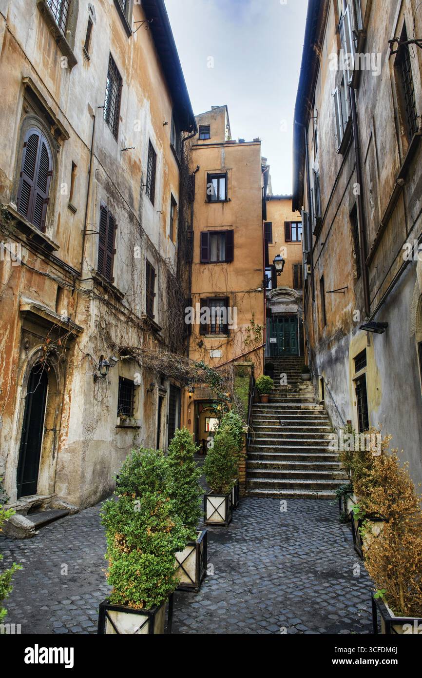 Vicoli stretti e deserti nel centro di Roma, Roma, Lazio, Italia Foto Stock