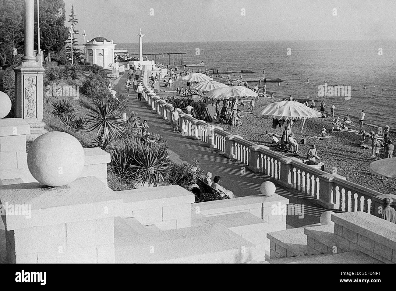 Sochi, URSS - 1 settembre 1957: spiaggia nell'area del molo del Resort Foto Stock