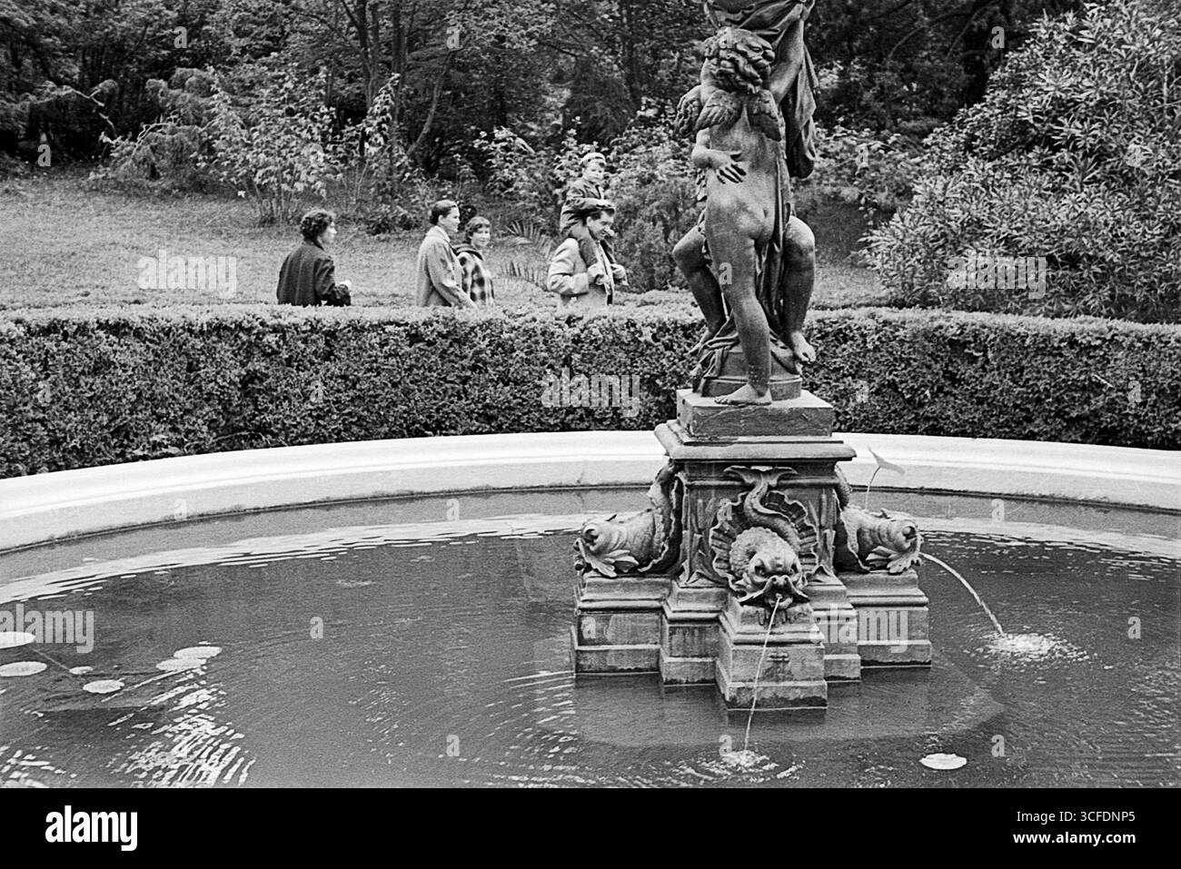 Sochi, URSS - 1 settembre 1957: Fontana "Cupidi" nel Parco Arboretum Foto Stock
