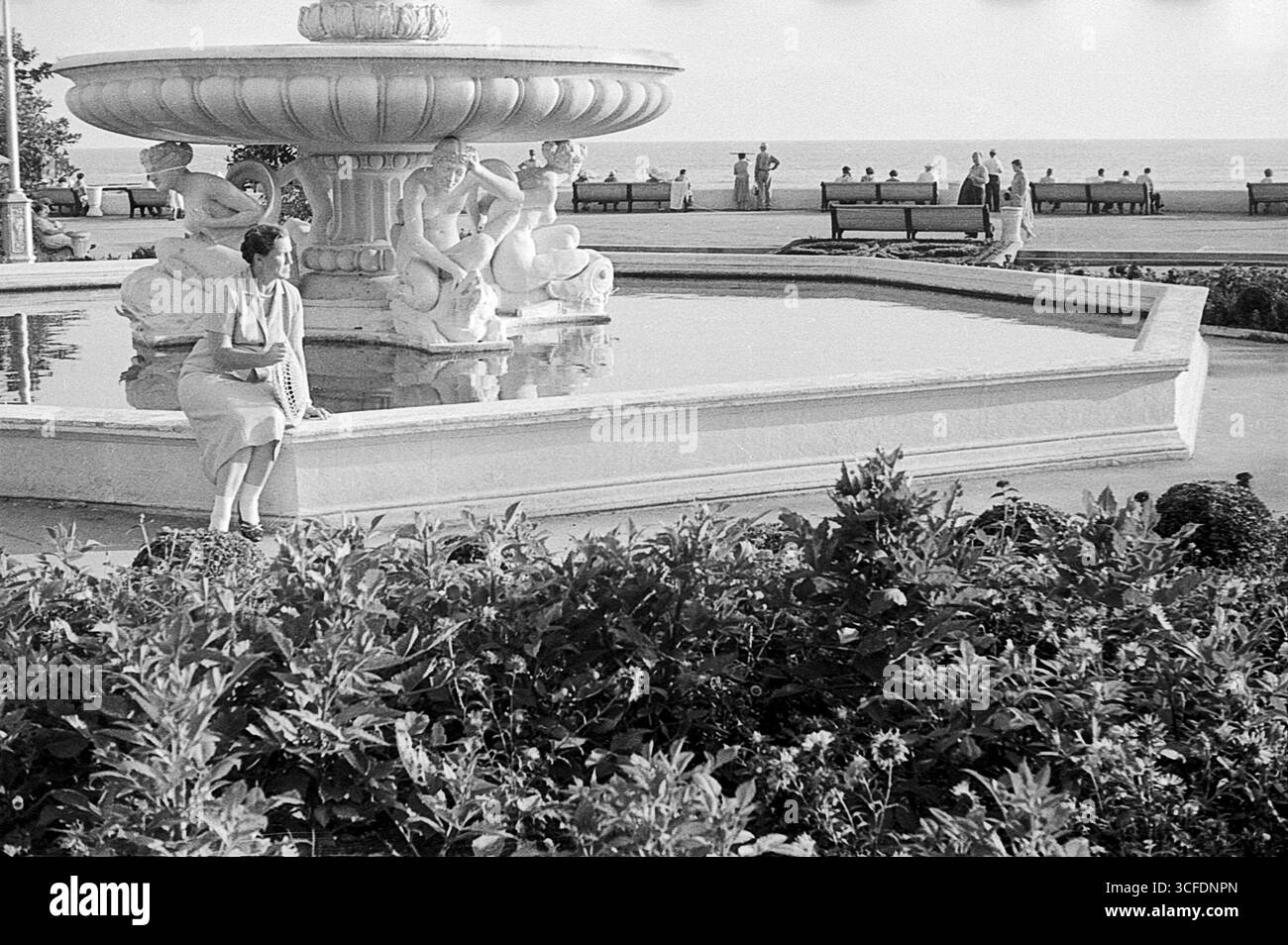 Sochi, URSS - 1 settembre 1957: fontana al policlinico del resort sull'argine Foto Stock