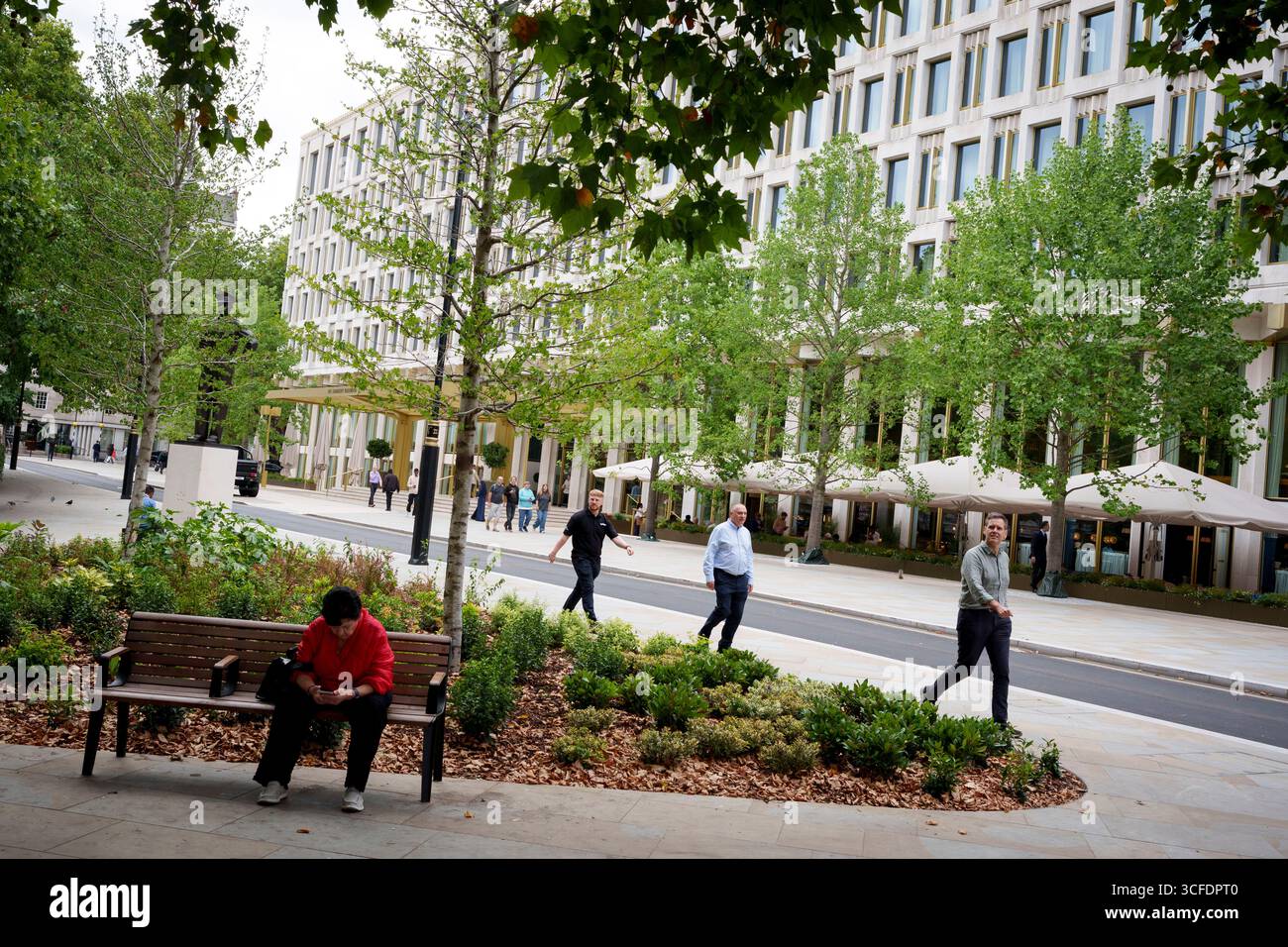 Una vista esterna del lussuoso hotel Chancery Rosewood in Grosvenor Square di Mayfair, il 22 agosto 2025, a Londra, Inghilterra. Il Rosewood è stato originariamente costruito nel 1960 da Eero Saarinen per ospitare l'ambasciata degli Stati Uniti, luogo per decenni di protesta politica, più notoriamente contro la politica estera americana durante la guerra del Vietnam. Foto Stock